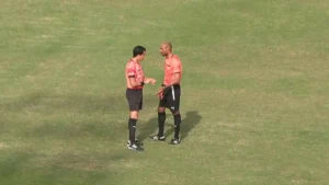 مصر: إيقاف حكم بسبب استخدام الهاتف في مباراة غياب الـVAR