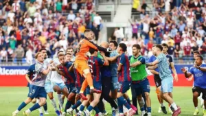 عقوبة ثقيلة في حق حارس سرقسطة بعدما لكم لاعبا وتسبب في فوضى داخل الملعب