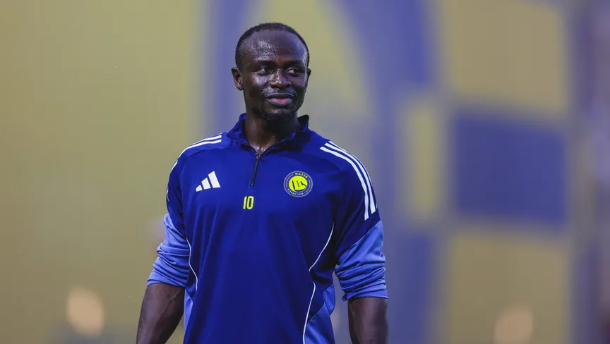 ماني يحتفل بعيد ميلاده بكعكة كأس إفريقيا، يثير جدلًا