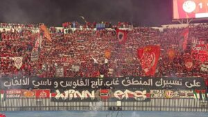 جماهير الوداد تهاجم الرئيس آيت منا برسالة خلال المباراة