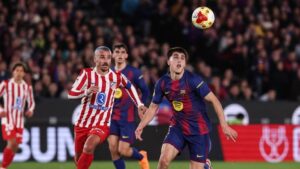 برشلونة يلعب بعشرة لاعبين أمام أتلتيكو بعد طرد كوبارسي