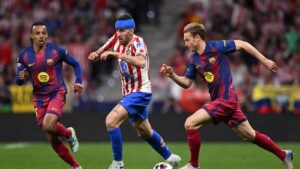 دي يونغ يعلق على خروج برشلونة من دوري الأبطال