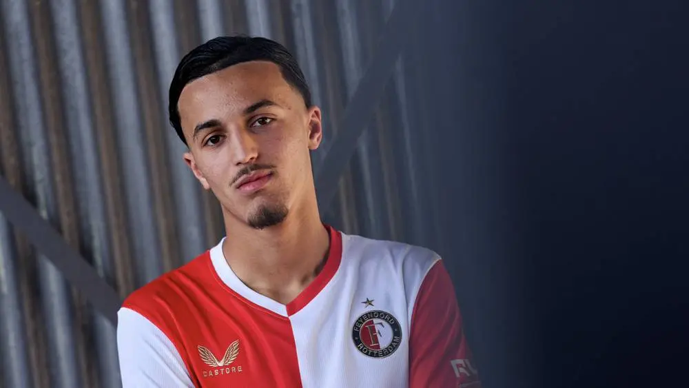 فاينورد الهولندي يضم المغربي بوجوفي بعقد حتى 2029