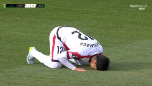 أخوماش يعلق على الهتافات العنصرية في الملاعب الإسبانية