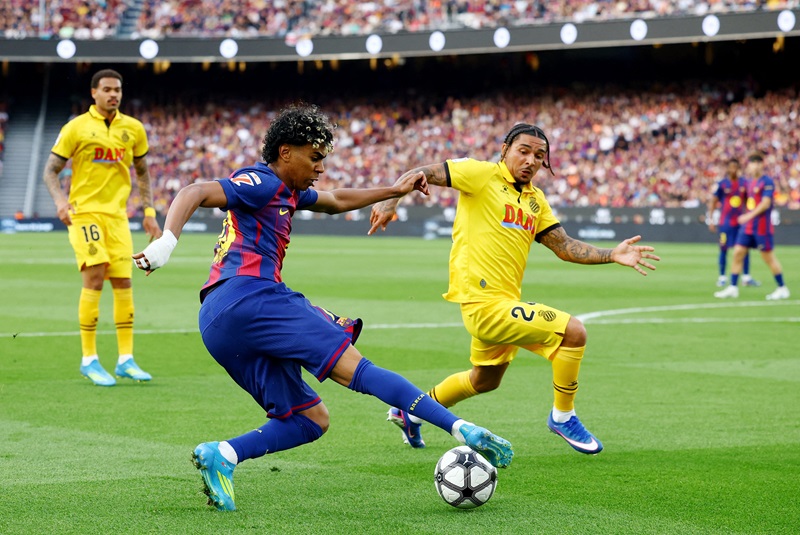 برشلونة يكتسح إسبانيول 4-1 ويعزز صدارة الليغا