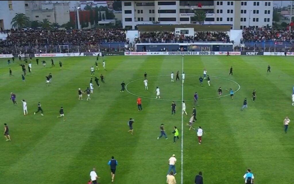 تأجيل مباراة أولمبيك آسفي واتحاد العاصمة بسبب اقتحام جماهيري