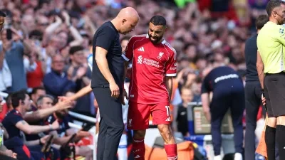 إصابة محمد صلاح تستدعي القلق: غيابه المحتمل عن ليفربول ومصر