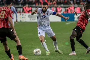 تأخر انطلاق مباراة آسفي واتحاد العاصمة بسبب اقتحام جماهيري