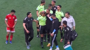 حكم مباراة مصرية ينهار باكيًا ويغادر الملعب مصابًا