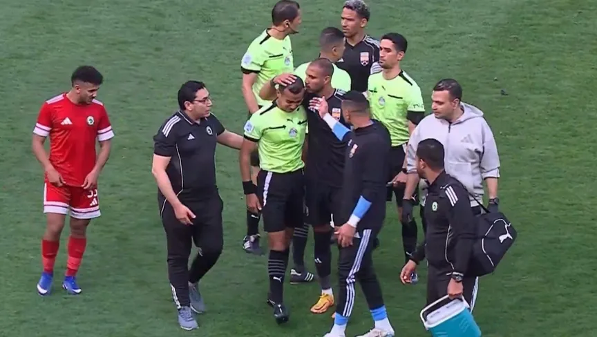 حكم مباراة مصرية ينهار باكيًا ويغادر الملعب مصابًا