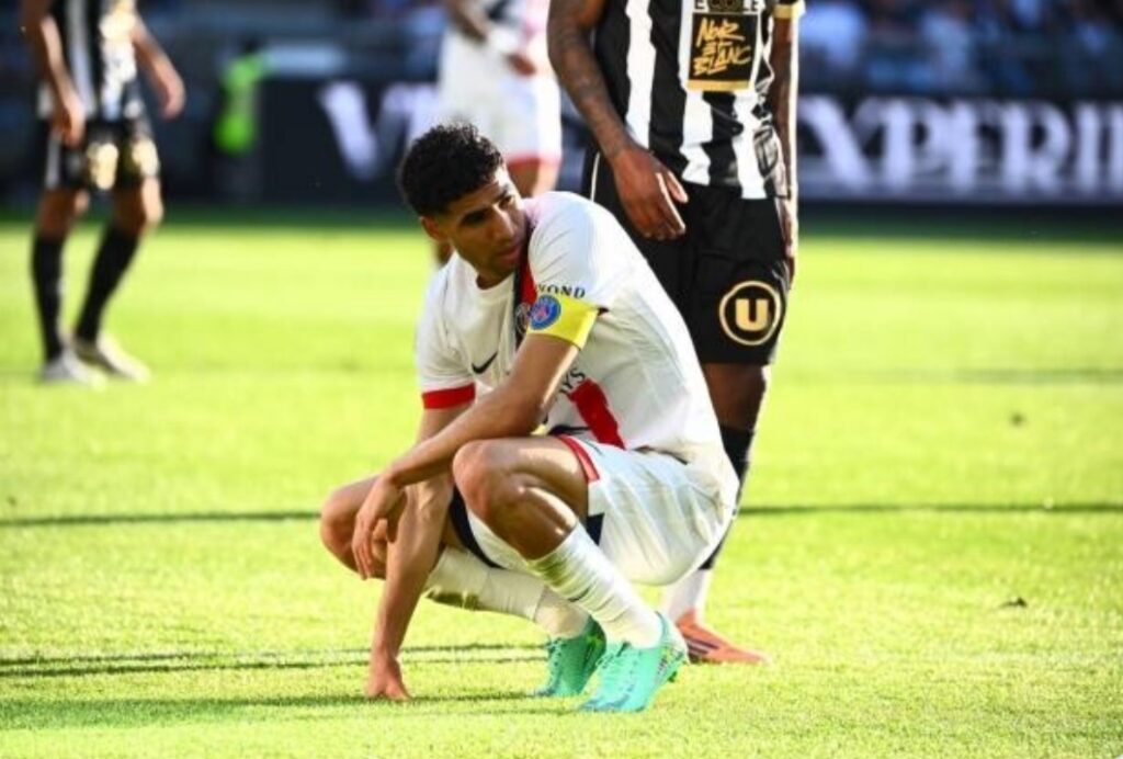 حكيمي يغادر مباراة أنجيه مصابًا وباريس يطمئن الجماهير