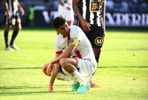 حكيمي يغادر مباراة أنجيه مصابًا وباريس يطمئن الجماهير