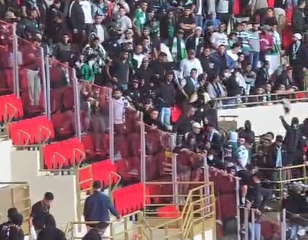 عاجل .. اشتباكات بين جماهير الجيش الملكي والرجاء وتدخل أمني لاحتواء الوضع