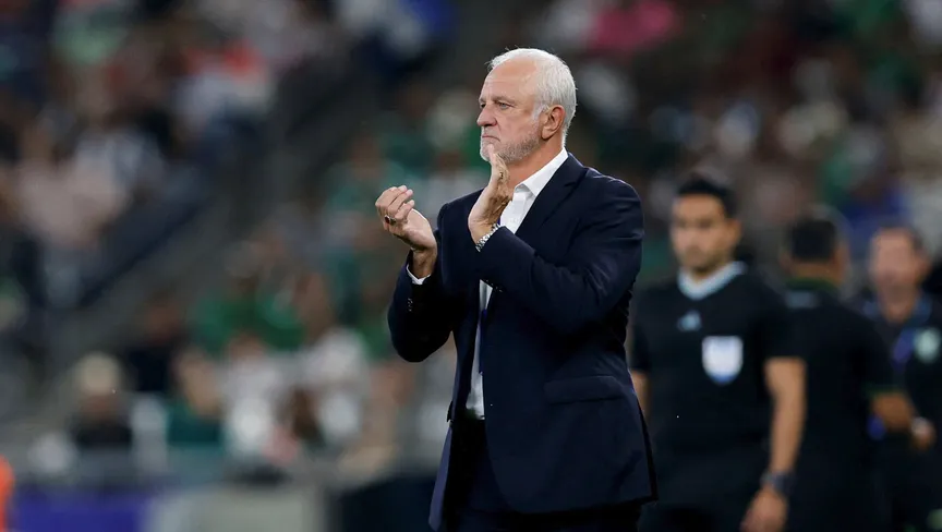 مدرب العراق يعلق على مستقبله بعد التأهل لكأس العالم