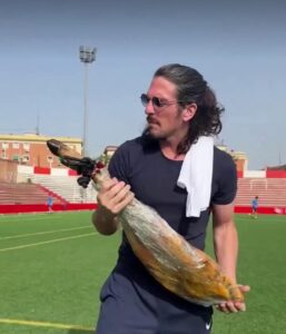 رئيس نادي إسباني يطارد لاعبين مسلمين بلحم الخنزير