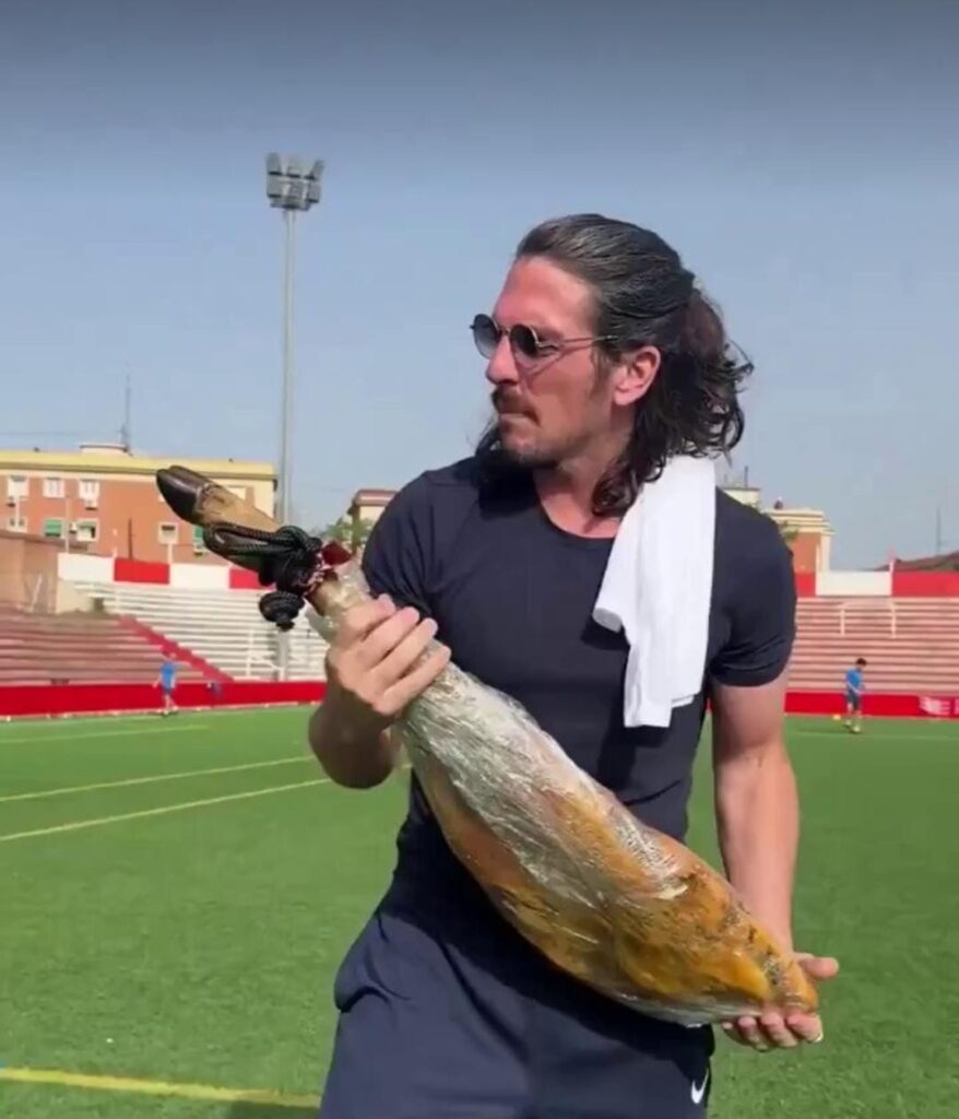 رئيس نادي إسباني يطارد لاعبين مسلمين بلحم الخنزير