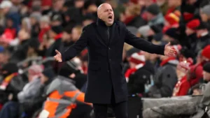 سلوت يعلن غياب أليسون حارس ليفربول حتى نهاية الموسم