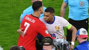 مبابي يستنجد بكريستيانو رونالدو لتجاوز أزمة ريال مدريد