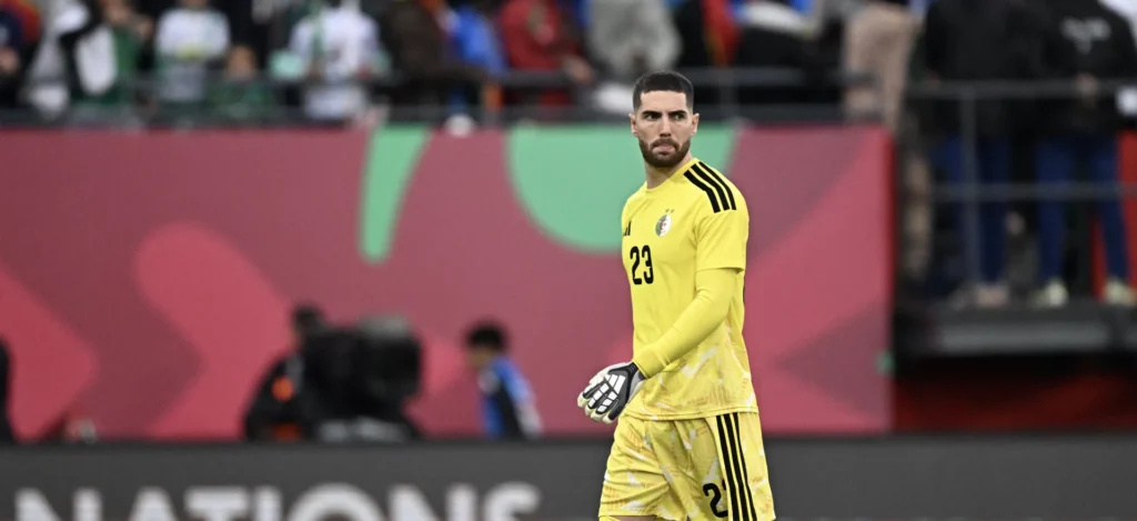 آمال الجزائر معلّقة على خطة طبية دقيقة لإنقاذ حارسها الأساسي قبل كأس العالم