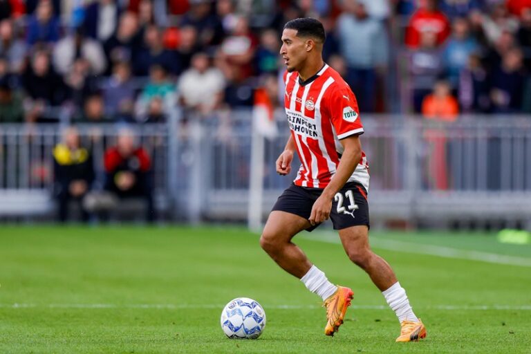 صهيب الدريوش يتألق ويقود أيندهوفن لاكتساح زفوله بسداسية