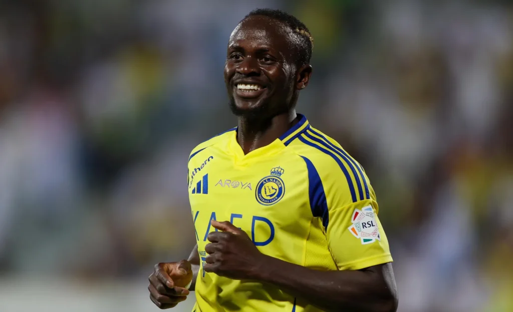 ساديو ماني يمازح حيدر عبد الكريم بعد تأهل العراق للمونديال