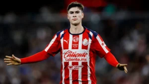 برشلونة يراقب المهاجم المكسيكي غونزاليس لتعزيز الهجوم