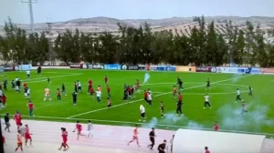 عنف وفوضى تنهي مباراة الاتحاد والسويحلي بالدوري الليبي