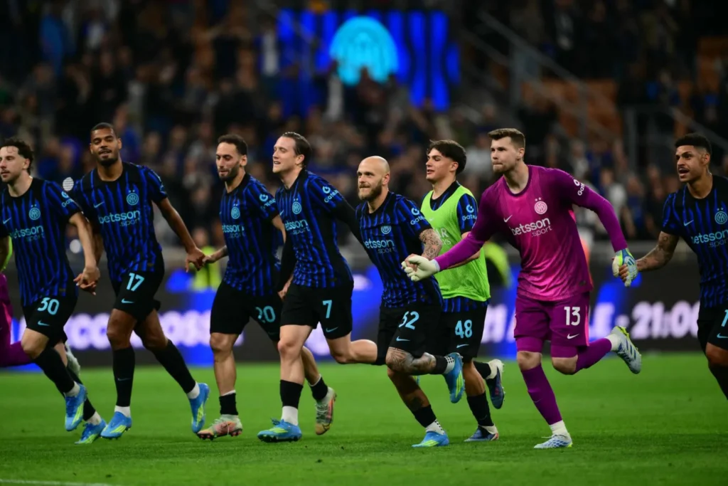 إنتر ميلان يقترب من لقب الدوري الإيطالي ويترقب هدية نابولي
