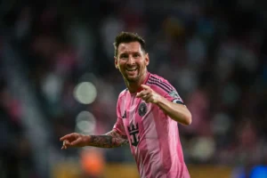 ميسي يهنئ برشلونة بفوزه بلقب الدوري الإسباني