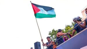 يامال ينشر "304" وعلم فلسطين.. رسالة جديدة تثير الجدل بإسبانيا