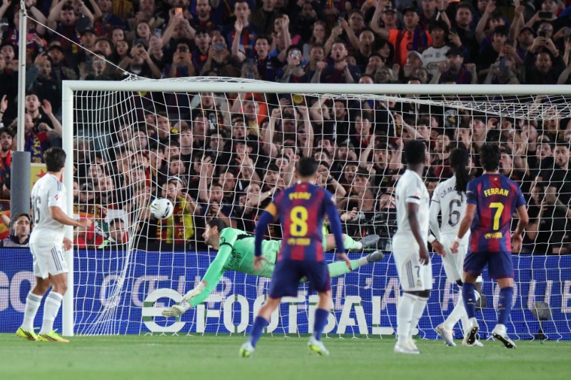 برشلونة يفوز على ريال مدريد ويتوج بلقب الليغا
