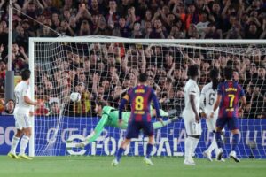 برشلونة يفوز على ريال مدريد ويتوج بلقب الدوري الإسباني