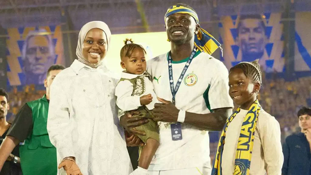 زوجة ساديو ماني تظهر باحتفالات النصر بالدوري وتخطف الأنظار