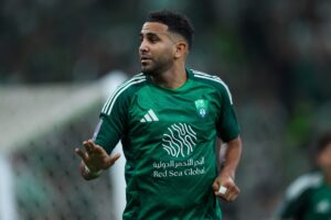 محرز يهدي النابت ساعة فاخرة احتفاءً بلقب آسيا