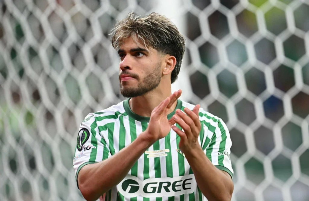 الزلزولي يحصد جائزة أفضل لاعب في بيتيس عن أبريل