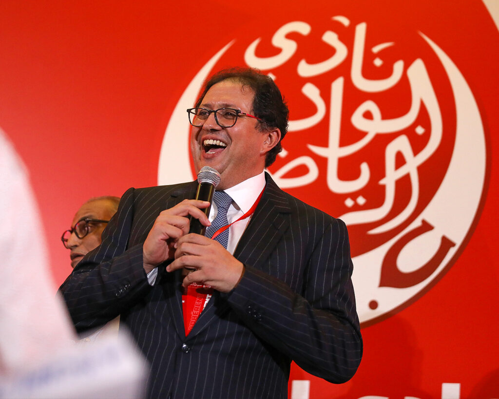 لاعب ودادي يعلق على استقالة آيت منا بـ "الحمد لله"