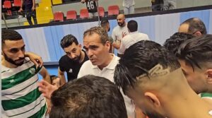 الدكيك يواسي لاعبي الرجاء بعد خسارة نهائي كأس العرش
