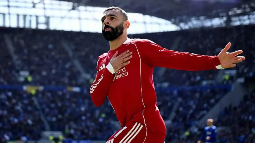 محمد صلاح يقدم هدية غامضة لمشجعة ليفربول في الملعب