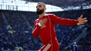 محمد صلاح يقدم هدية غامضة لمشجعة ليفربول في الملعب