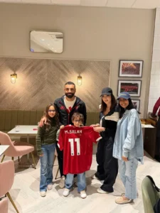 بسمة بوسيل وأبناؤها يلتقون محمد صلاح بعد إصابته