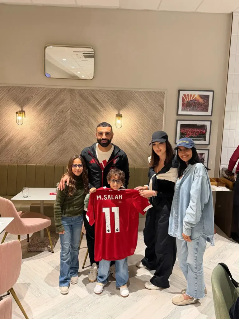 بسمة بوسيل وأبناؤها يلتقون محمد صلاح بعد إصابته