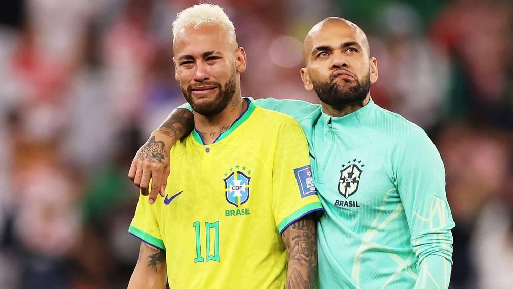 داني ألفيس يطالب البرازيل بمنح نيمار دورًا محوريًا