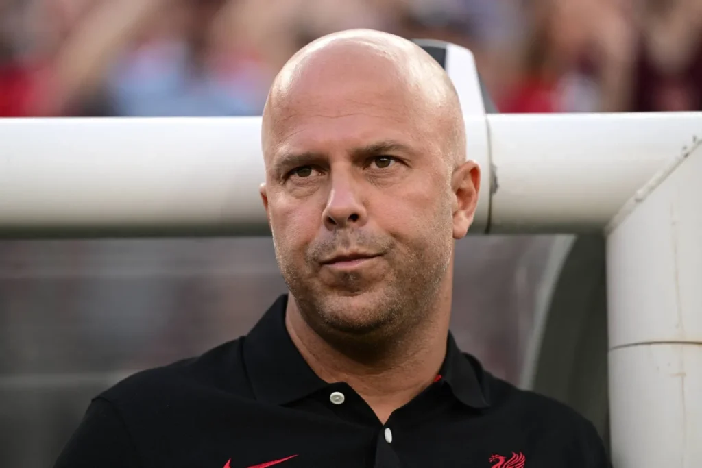 ليفربول يبحث عن بديل لآرني سلوت بعد تراجع النتائج