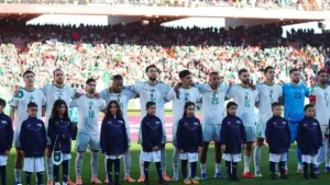 حارس معتزل يعود لإنقاذ الجزائر في تصفيات كأس العالم