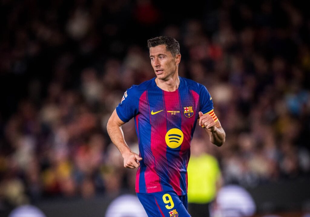 برشلونة يفوز على بيتيس وليفاندوفسكي يودع "كامب نو"