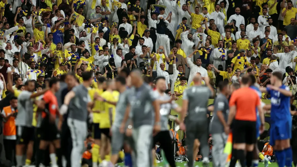 اشتباكات عنيفة بين جماهير النصر والهلال عقب ديربي الرياض