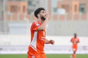 عجمان الإماراتي يجدد عقد أزارو المغربي لموسمين