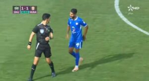 أوناجم يرفض مغادرة الملعب بعد طرده في مباراة الجديدي.
