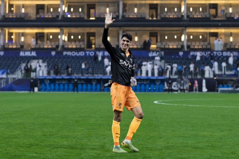 بونو يتألق ويقود الهلال للفوز على نيوم