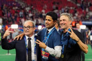 الخليفي يحتفل بفوز سان جيرمان ويثني على أرسنال بدوري الأبطال